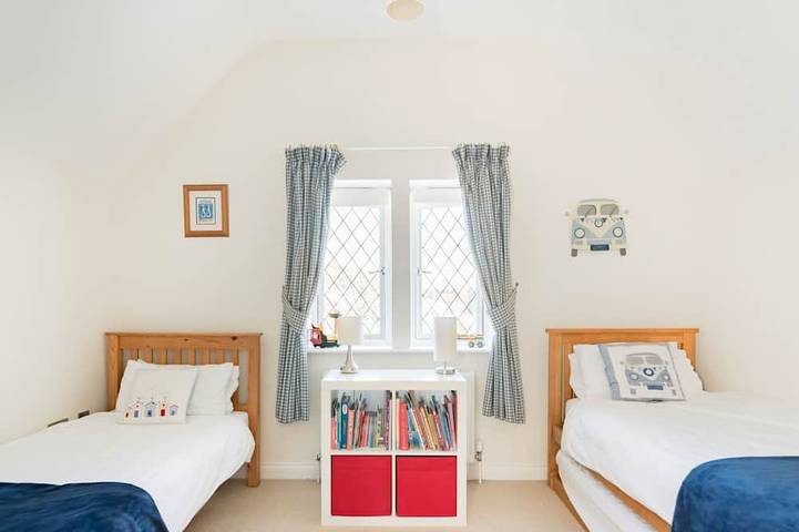 A beautifully furnished, stone cottage in Swanage with garden and parking. in Swanage, Dorset