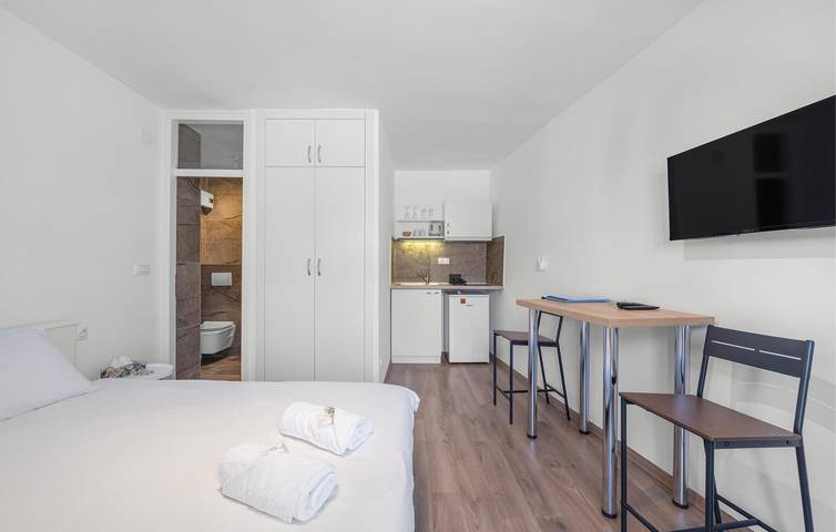 Ganze Ferienwohnung, Apartment am Meer mit Terrasse, Küche und WLAN – 800 m vom Strand entfernt in Vodice, Šibenik-Knin