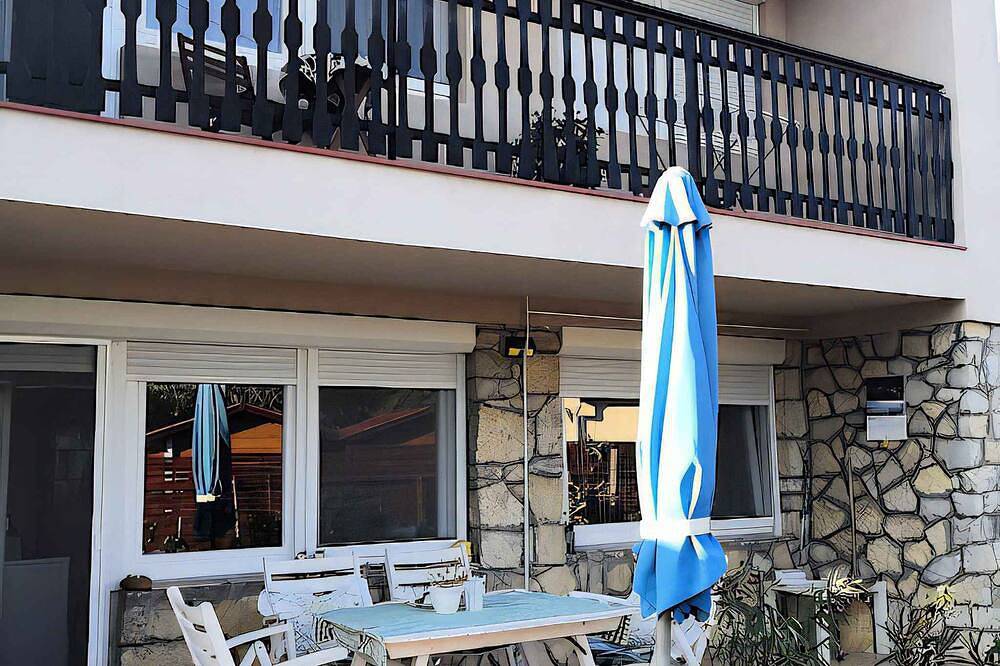 Apartamento entero, Apartamento vacacional con una gran terraza y vista a las montañas in Csopak, Balatonfüredi járás