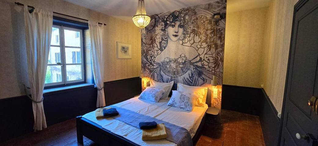 Gîte pour 4 personnes, avec vue ainsi que jardin et piscine à Thizy-les-Bourgs - 4