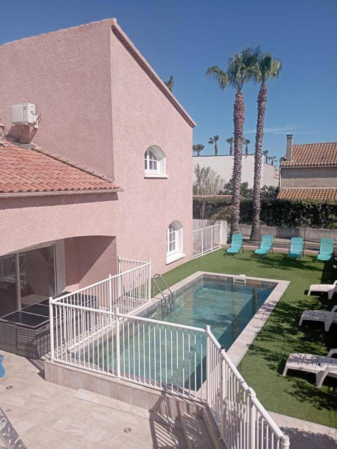Villa pour 12 personnes, avec jardin et piscine ainsi que terrasse et vue, animaux acceptés à Valras-Plage