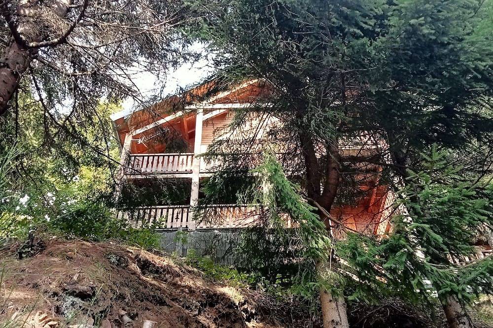 Appartement entier, Le Lioran Appart Terrasse dans un chalet au Rocher du Cerf à 500 m de la station in Le Lioran, Laveissière