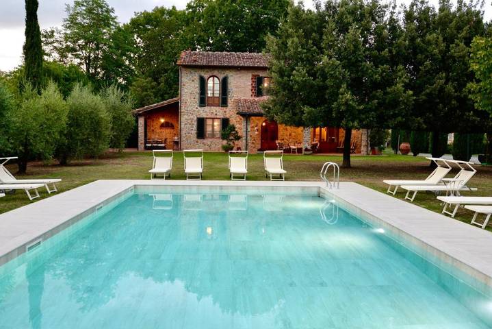 Maison de campagne pour 14 personnes, avec piscine ainsi que jacuzzi et jardin dans Orentano