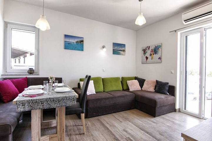 Ferienwohnung für 4 Personen, mit Terrasse in Pakostane