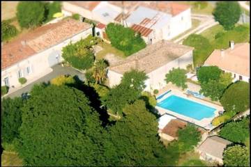 Gîte pour 6 personnes, avec piscine et jardin à Chadenac