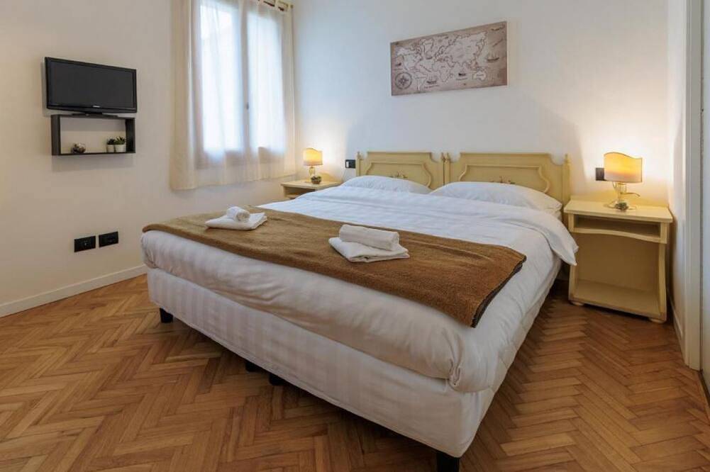 ✨ Elegant Room in the Heart of Mirano – Comfort, Style & Perfect Location ✨🛏️ Bedroom – Elegance & Comfort The tastefully furnished bedroom welcomes you with a double bed featuring a high-quality mattress, designed to guarantee a restful sle in Mirano, Venice Province