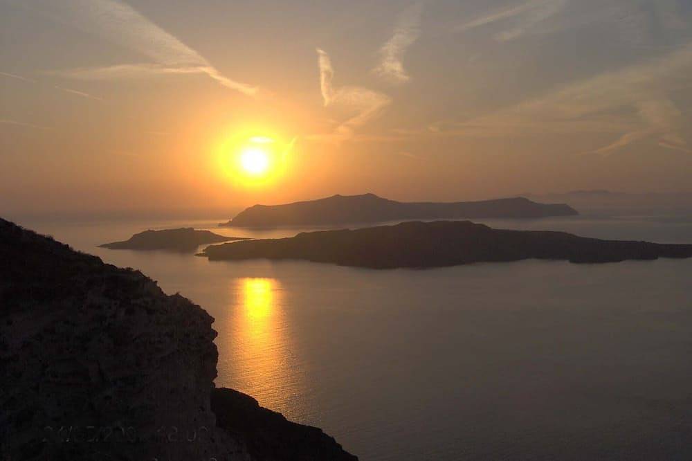 Entire apartment, Christa's Home\ncomfortable studio for 2 people, pool, breathtaking  seeview in Oia, Santorini