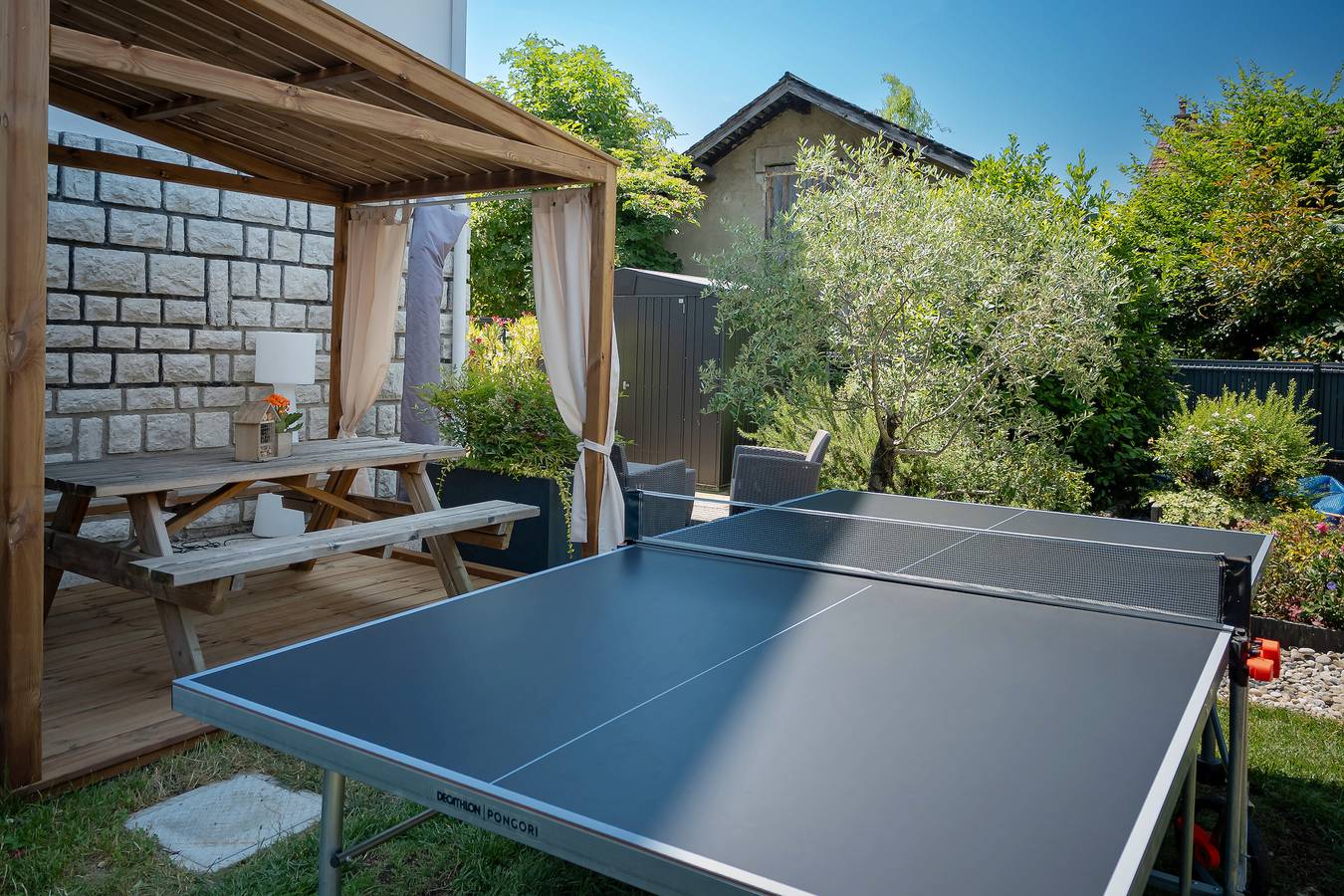 Apartamento entero, Casa de huéspedes 'La Suite Des Sommets' con piscina compartida, terraza y aire acondicionado in Barberaz, Chambéry region