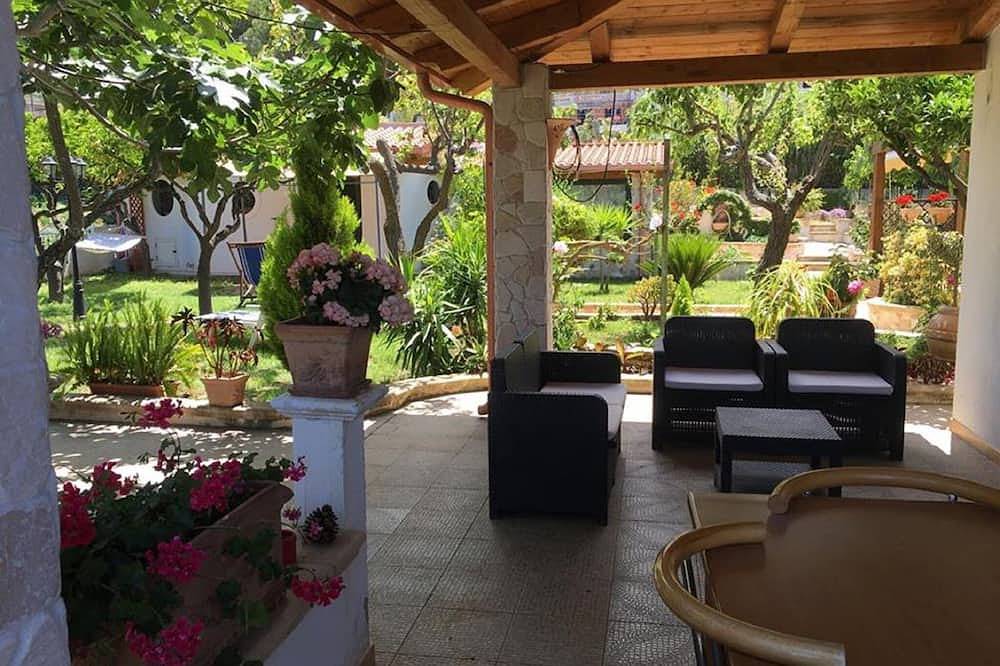 Ganze Wohnung, Parghelia: Haus mit Garten. in Parghelia, Vibo Valentia Provinz