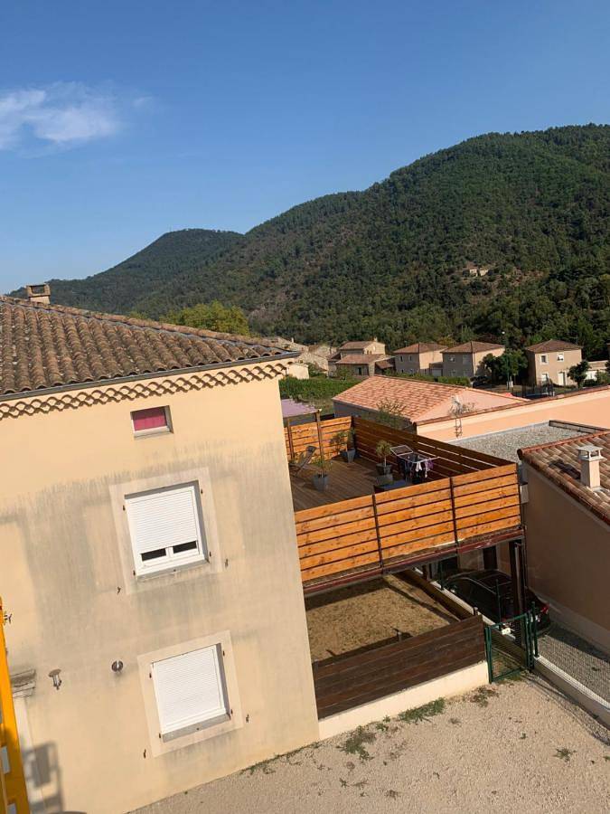 Gîte pour 4 personnes, avec vue et balcon, adapté aux familles à Les Ollières-sur-Eyrieux - 2