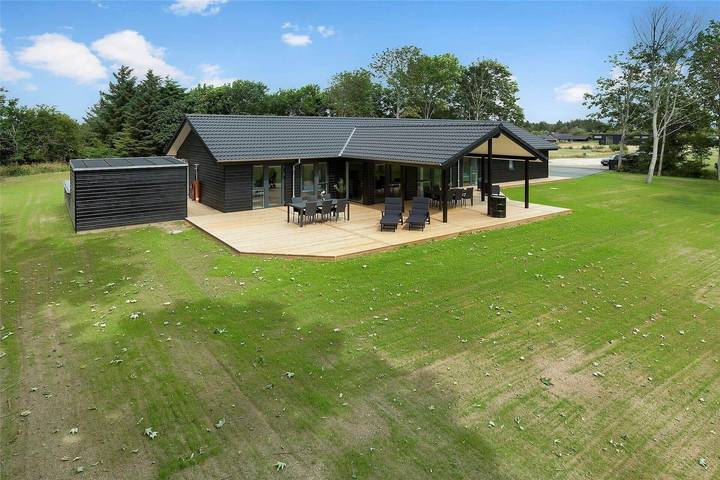 Ferieudlejning for 16 personer, med jacuzzi og sauna samt terrasse, børnevenlig i Skallerup Klit