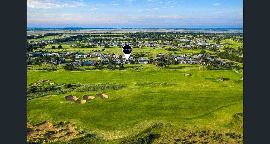 Sunset Haven: Golf, beach, spa and fire retreat in Bellarine