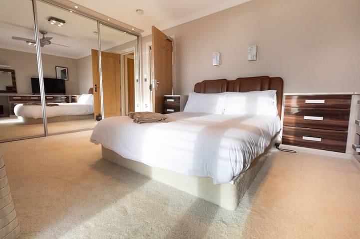 Modern 5-bed townhouse with balconies and free parking in Swansea, Swansea und Umgebung