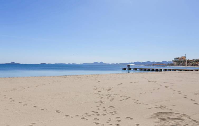 Entire holiday apartment, Cozy Beachfront Apartment with Terrace and Free WiFi in Los Alcázares, Costa Cálida