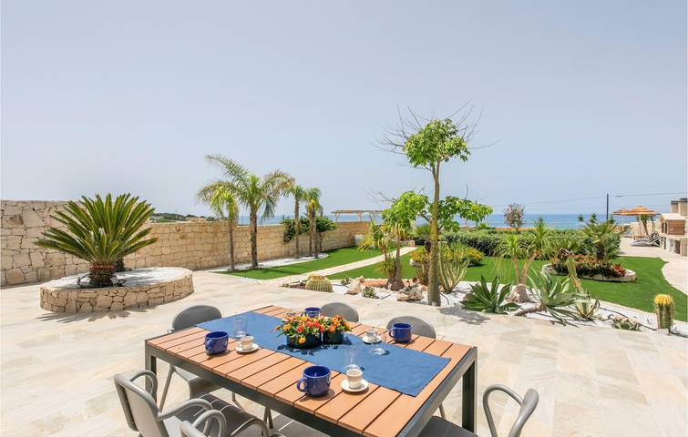 Apartamento con vistas al mar, WiFi, aire acondicionado, piscina y aparcamiento in Maucini, Pachino