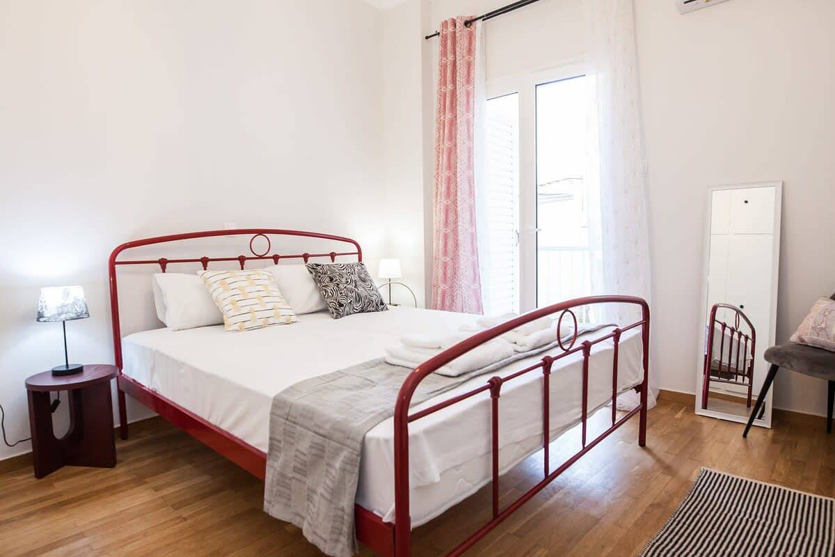 Entire apartment, Sleek & Modern Apartment Near Metaxourgeio in Central Section of Athens, Athens