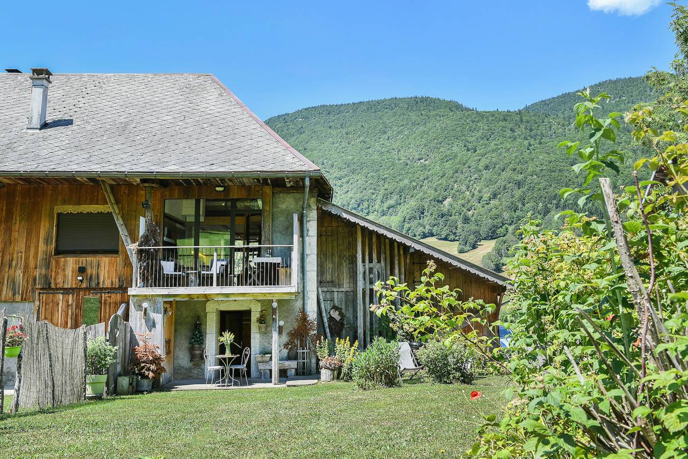 Le Fayard Loft – Appartement de caractère dans corps de ferme rénové, jacuzzi, vue montagnes in Aillon-le-Jeune, Région de Chambéry