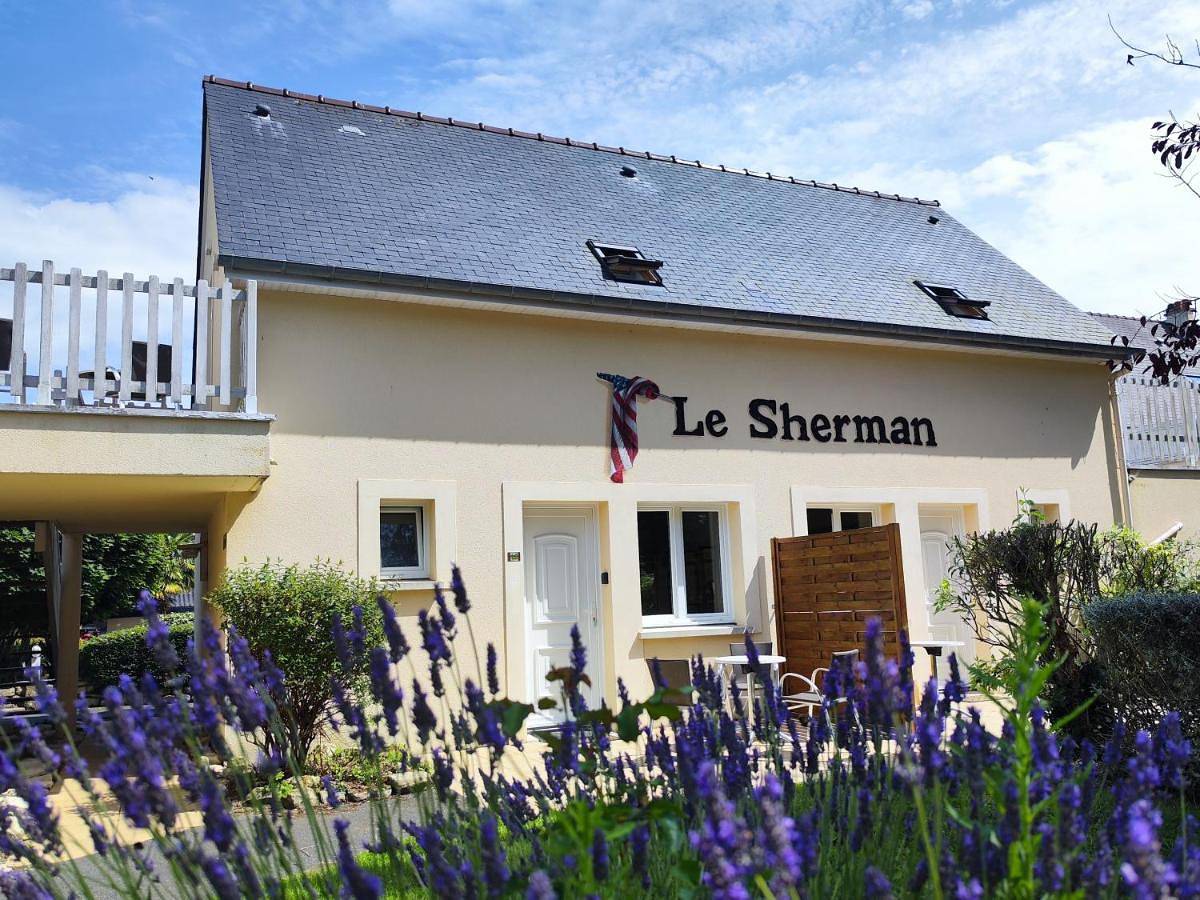 Comfort Triple Room with Shower in Colleville-sur-Mer, Région de Bayeux