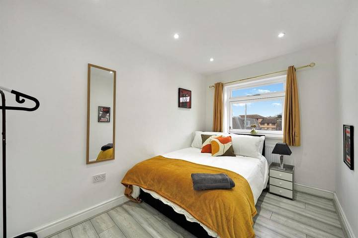 Entire holiday apartment, Belvedere 4-Bed Apt, Sleeps 9 with Parking in Bexley, London