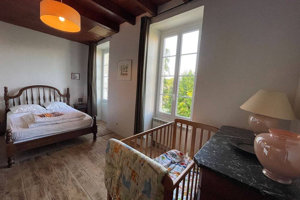 Grande maison familiale - piscine privée - 3 sdb, 3 Wc - de 8 à 16 pers (20 max) in Villeneuve-la-Comtesse, Région de Saint-Jean-d'Angély