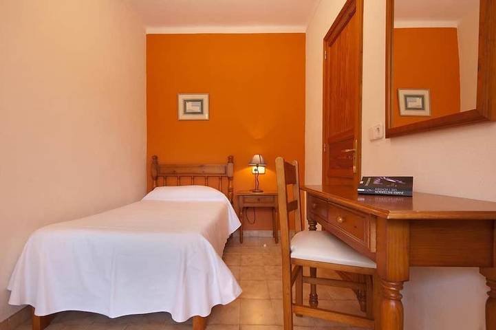 Entire apartment, Apt. Cerezo-Medio, balcony, A/C, community pool, Wifi, close to the beach 300 m in Cala Sant Vicenc, Pollença