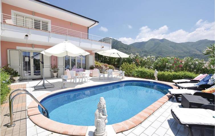 Casa vacanza per 15 persone, con Balcone e Idromassaggio nonché Giardino e Piscina a Tortora