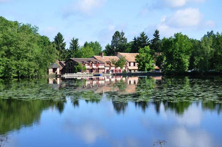 Hôtel pour 3 personnes, avec Jacuzzi et Terrasse ainsi que Jardin et Piscine