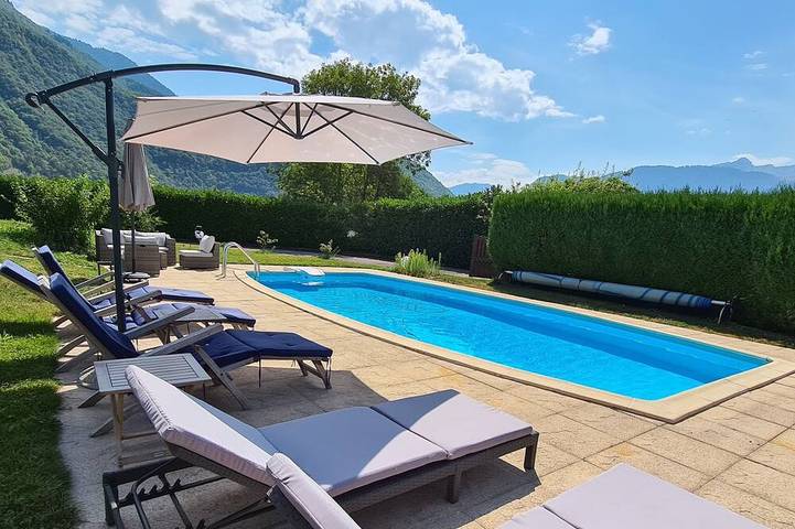 Vakantiehuis voor 6 personen, with whirlpool and terras as well as sauna and tuin in Doussard