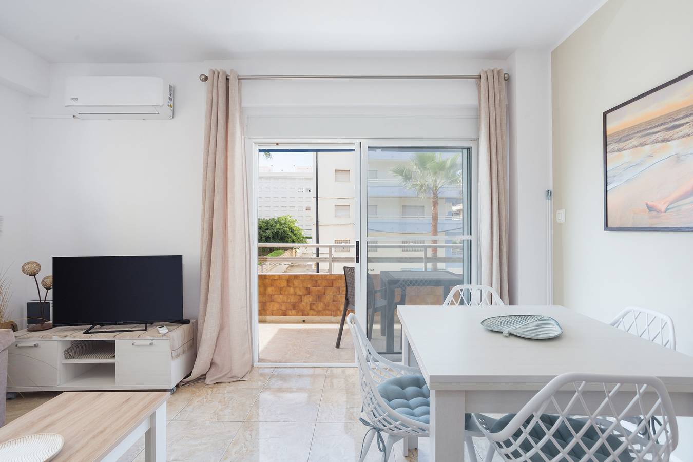 Apartamento entero, Apartamento 'Daimuz Holidays' con vistas al mar, balcón y Wi-Fi in Daimuz, Costa de Valencia