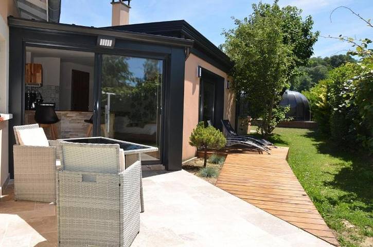 Gîte pour 2 personnes, avec sauna et piscine ainsi que jardin et vue dans Heyrieux