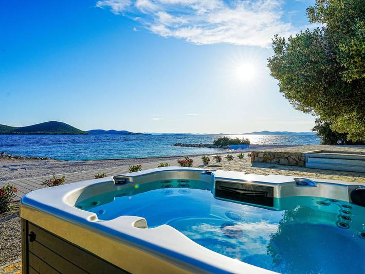 Bungalow für 5 Personen, mit Garten und Whirlpool sowie Terrasse in Dalmatien