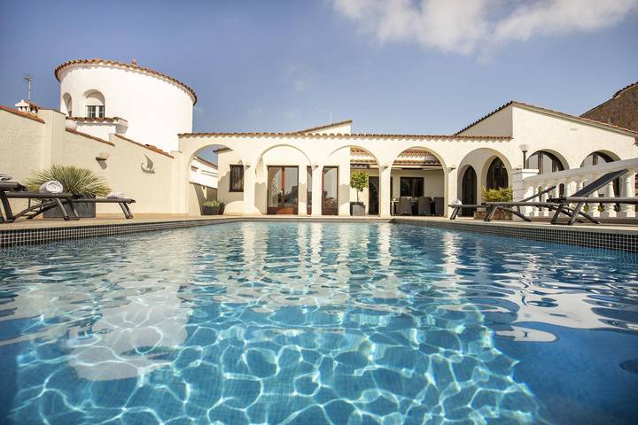Villa pour 10 personnes, avec jardin ainsi que vue et terrasse à Empuriabrava