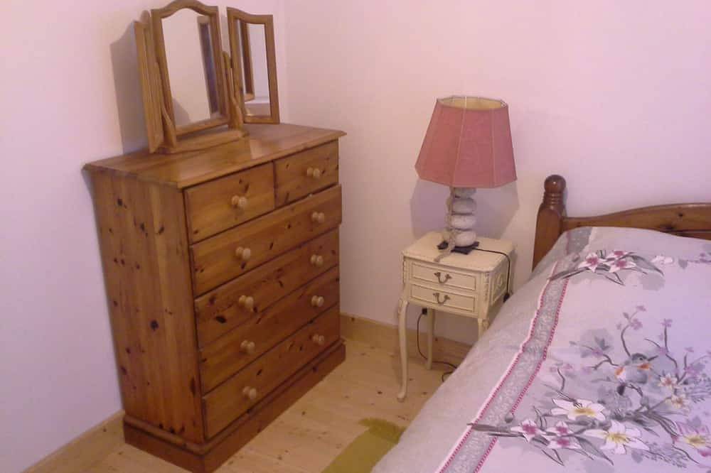 Gîte St Germain sleeps 5, 3 mins from the lake fishing/pedalos, pets welcome! in Glomel, Guingamp Region