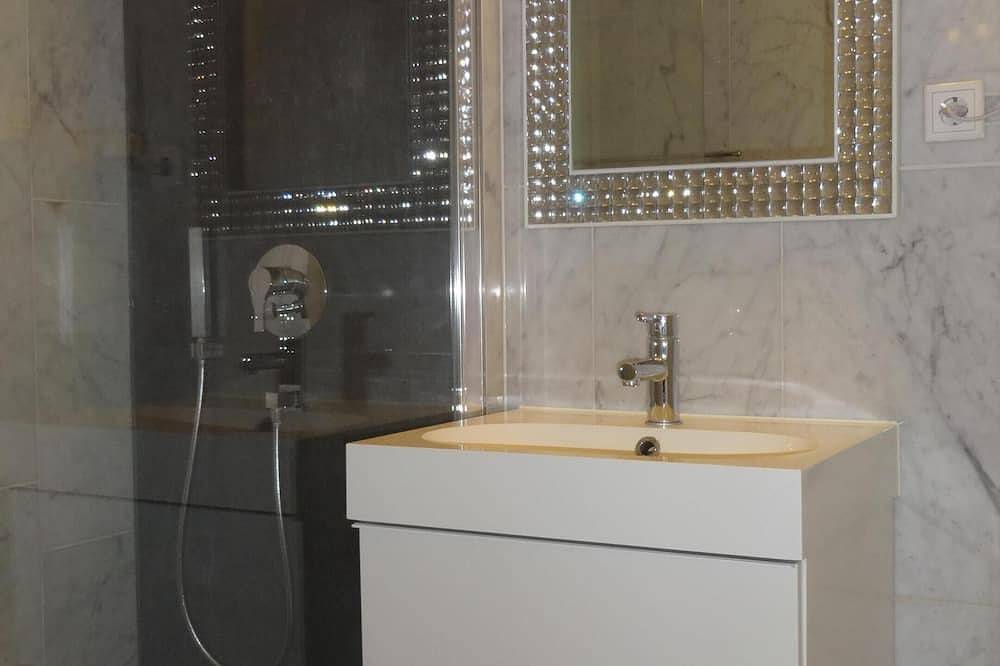 Entire apartment, Oasis at Olympiapark - quiet 2 room apartment, near center, Oktoberfest, fair in Munich Milbertshofen, Munich