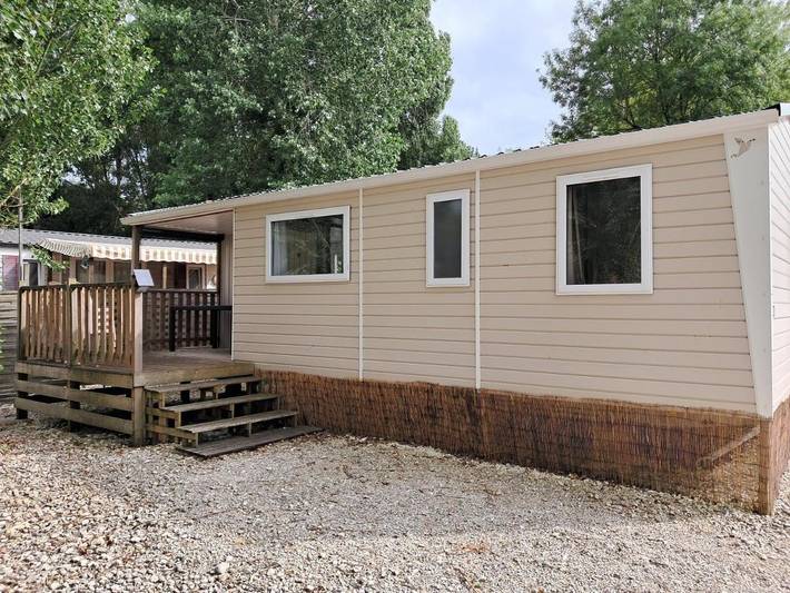 Location de vacances pour 8 personnes, avec jardin ainsi que vue et piscine à Crazannes