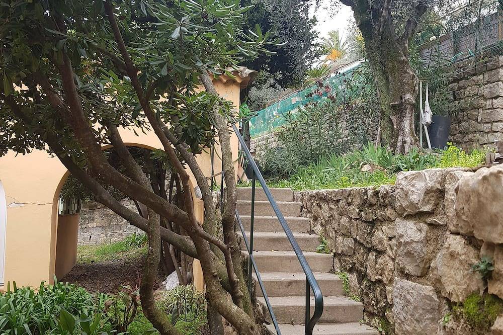 Entire apartment, Studio Meublée vue Mer et Terrasse 80 M2 in Grasse, Cannes region