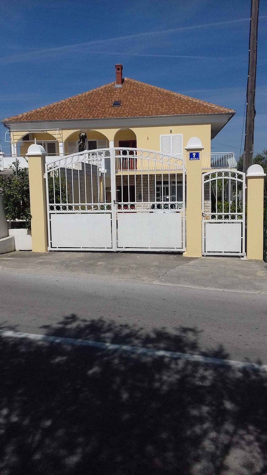 Ganze Ferienwohnung, Ferienwohnung mit Internetzugang und Grill  in Kukljica, Uglijan