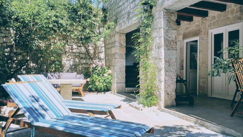 Ferienhaus für 6 Personen, mit Balkon und Whirlpool sowie Terrasse und Garten in Rab Stadt