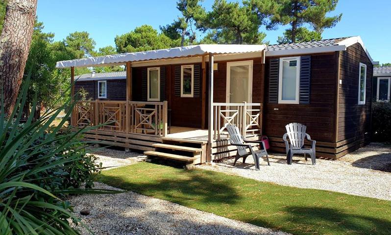 Camping pour 6 personnes, avec Jacuzzi et Terrasse ainsi que Jardin et Bassin pour enfant à Vendays-Montalivet