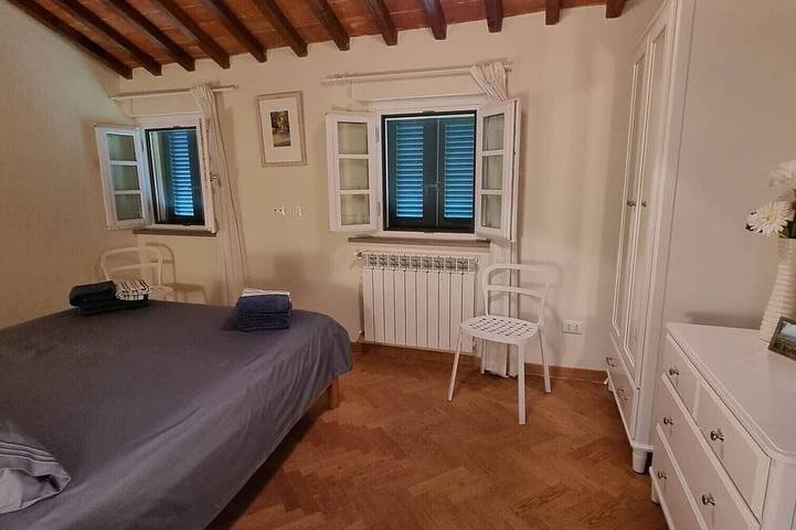 Appartamento intero, Bellissimo appartamento restaurato con 2 camere da letto e piscina a sfioro in Peccioli, Pisa e dintorni