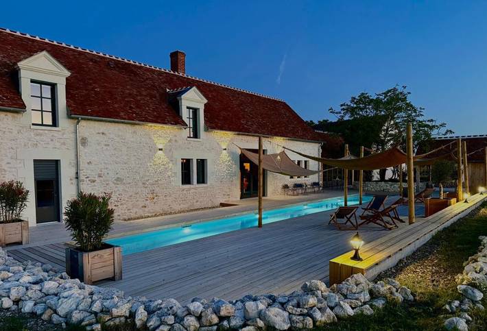 Gîte pour 2 personnes, avec terrasse et piscine ainsi que jardin et vue dans Méhers