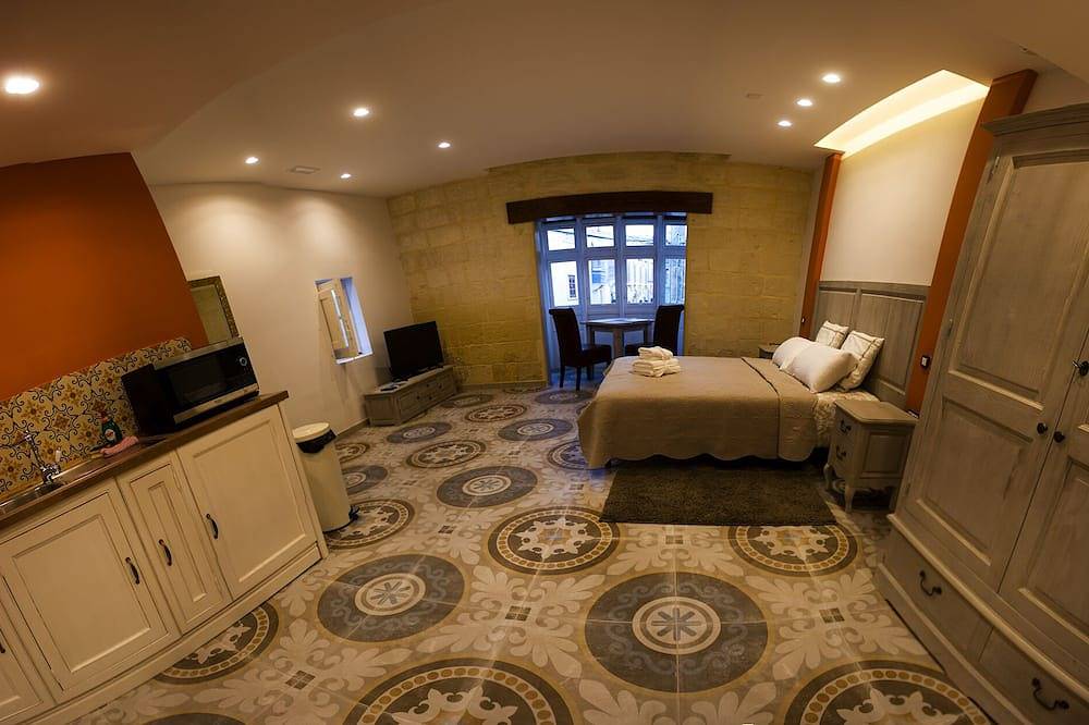 \"Superior Double Bedroom with Street View\" @ Casa Azzopardi in Rabat (Malta), Malta Island