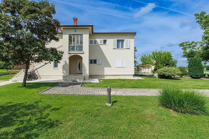 Ferienwohnung für 4 Personen, mit Terrasse und Garten sowie Pool