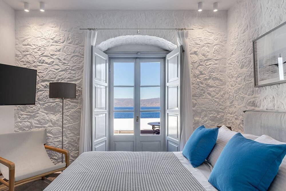 Beachfront Villa Ondyrelis, Divine Sea Views, Furnished Terrace, Hydra in Hydra