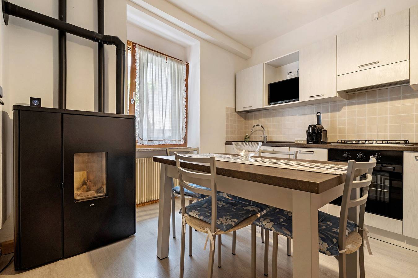 Ganze Wohnung, Ferienwohnung 'Casa Damiano' mit Bergblick, Gemeinschaftsterrasse und Wi-Fi in Bivedo-Larido-Marazzone, Bleggio Superiore