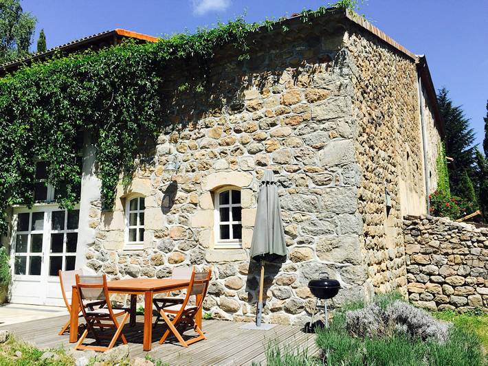 Gîte pour 4 personnes, avec piscine ainsi que terrasse et jardin à Saint-Pierreville