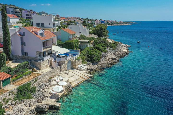 Dom wakacyjny dla 7 osób, z Balkon/ taras i Ogród oraz Basen w Razanj