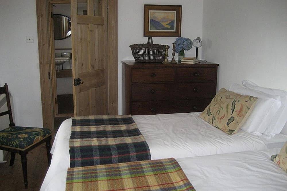 Entire apartment, Tremerlin. Unique and Magnificently Situated 8 acre Waterside Artists' Retreat in Helford, Cornwall