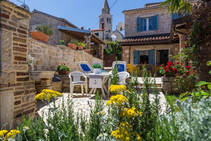 Ferienhaus für 3 Personen, mit Balkon/Terrasse und Garten in Funtana