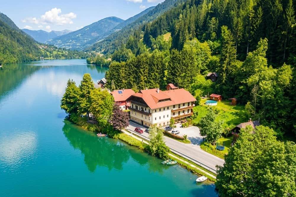 Ganze Wohnung, Ferienwohnung mit Meerblick und Privatstrand in Feld am See, Villach-Land